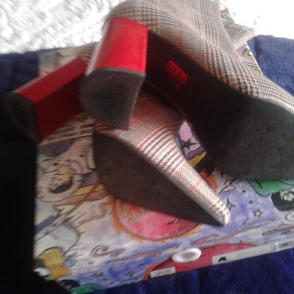 Unique new boots size 7.5  designer very beautiful and comfortable - Picture 5 of 7